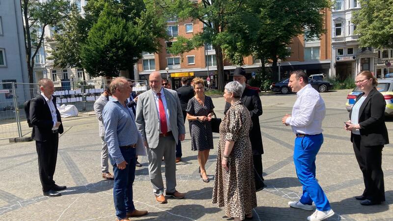 Botschafter: Hamburger Synagoge soll das Schönste zeigen Ron Prosor (4. v.l.), Carola Veit (5. v.l.) und Vertreter der Jüdischen Gemeinde Hamburg lassen sich die Lage der zerstörten Bornplatz-Synagoge erklären.