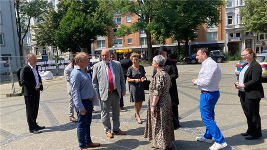 Ron Prosor (4. v.l.), Carola Veit (5. v.l.) und Vertreter der Jüdischen Gemeinde Hamburg lassen sich die Lage der zerstörten Bornplatz-Synagoge erklären.