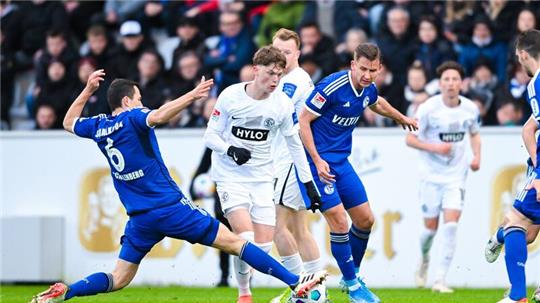 Ron Schallenberg (l) und die Schalker kamen nicht über ein 1:1 beim Aufsteiger SV Elversberg hinaus.