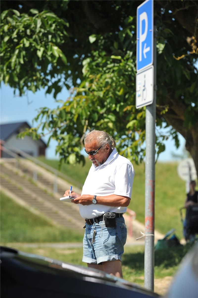 Ronald Badack kennt keine Gnade: 35 Euro kostet das Parken auf dem Behindertenparkplatz. Foto: Berlin
