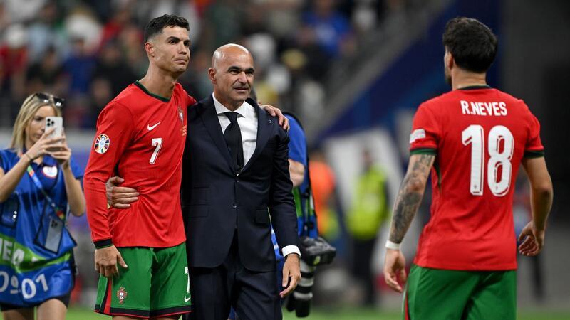 Bitte vergebt mir: Ronaldos tränenreicher Abend in Frankfurt Ronaldo musste nach seinem verschossenen Elfmeter getröstet werden.