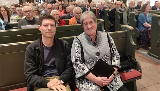 Ronen Steinke sprach beim Michaelisempfang mit der Stader Regionalbischöfin Sabine Preuschoff zu Meinungsfreiheit und Demokratie.