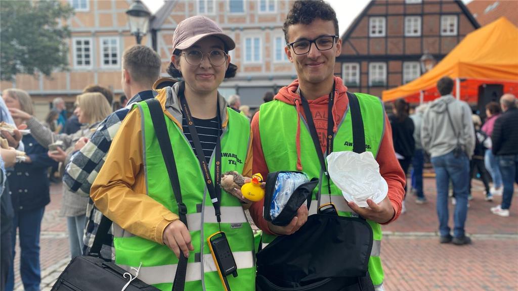 Ronja Bartholomä und Enrique Timm vom Awareness-Team haben alles dabei für klein...