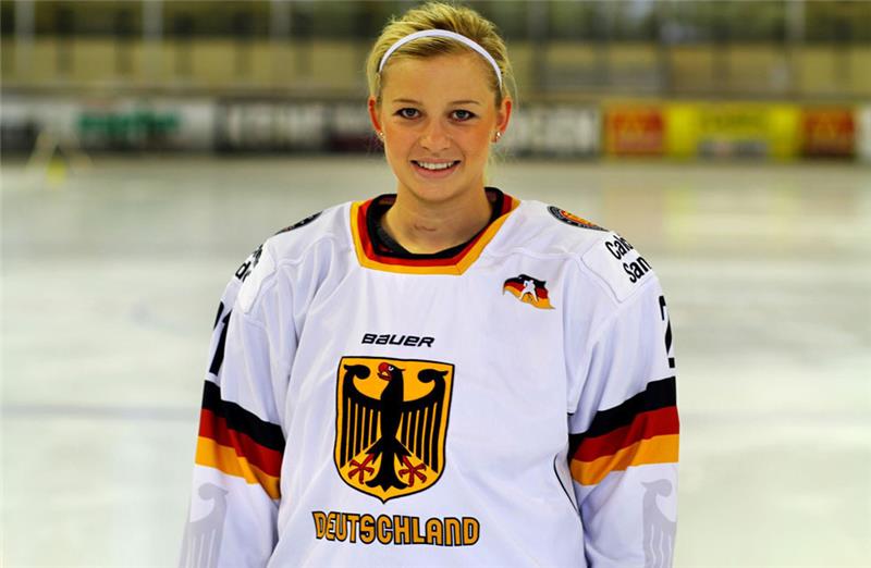Ronja Jenike im deutschen Nationaltrikot: In der Saison 2007/08 wurde die Verteidigerin zum ersten Mal in die DEB-Auswahl berufen.