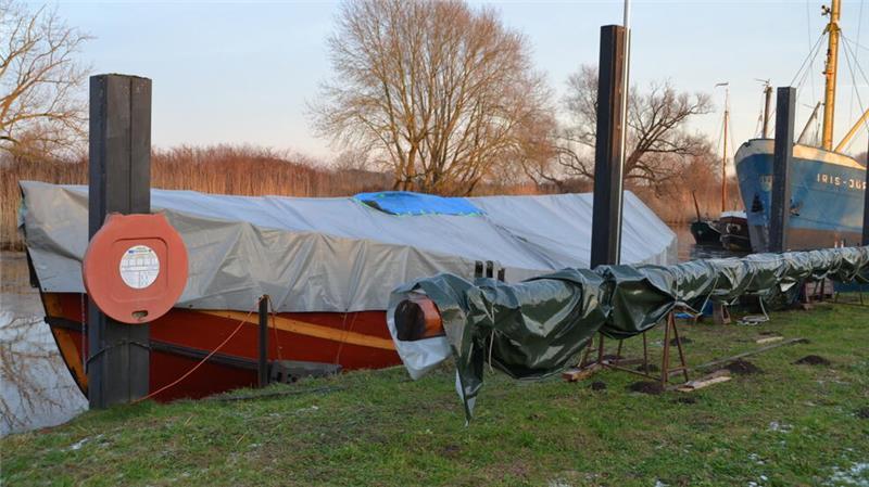 Ronjas Mast ist inzwischen schon abgezogen und lackiert.