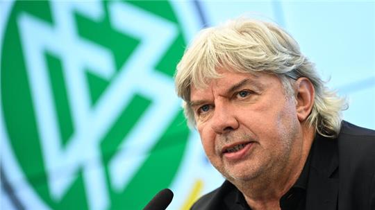 Ronny Zimmermann, 1. Vizepräsident des Deutschen Fußball-Bundes (DFB), spricht auf der Pressekonferenz unter dem Motto „Der Sport gemeinsam gegen Hate Speech“.