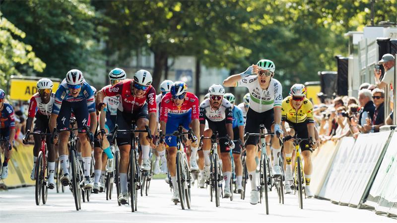 Cyclassics-Ticker: 70-Jähriger stirbt beim Jedermann-Rennen Rory Townsend entkam dem Peloton denkbar knapp.