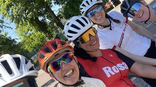 Rosa Galvez mit einigen Mitstreiterinnen während einer Tour.