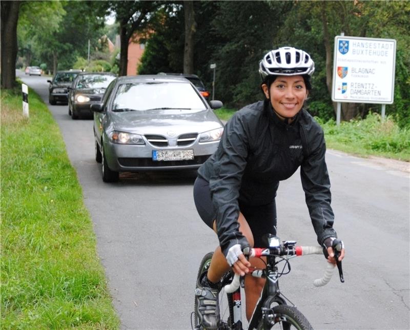 Rosa Grote-Gálvez fährt täglich mit dem Fahrrad von Buxtehude zum Bernhard-Nocht-Institut in St. Pauli. Das schont das Klima und stärkt die Fitness. Foto: Richter