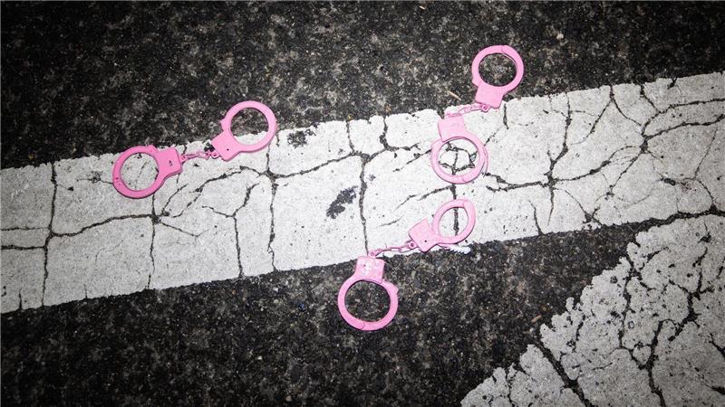 Rosa Handschellen liegen während einer Demonstration vor dem White House Correspondents‘ Dinner auf dem Boden in Washington.