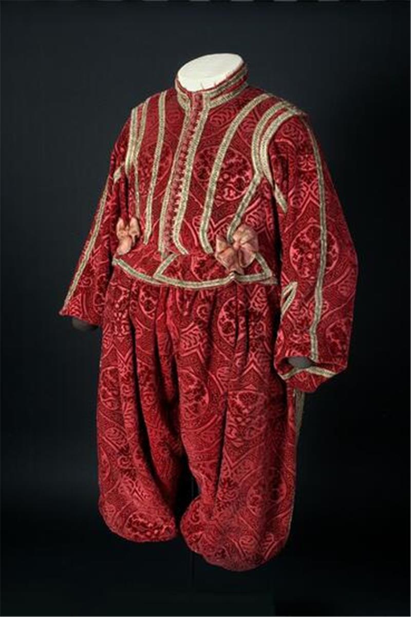 Rosa, grüner und roter Samt- und Seidenkleidung - das trug Herzog Moritz von Sachsen-Lauenburg.