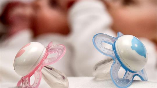 Rosa und blaue Nuckel für ein Mädchen und einen Jungen