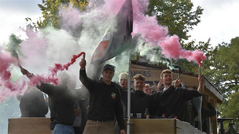 Rosafarbene Feuerschwaden begleiten den Wagen aus Deinste.