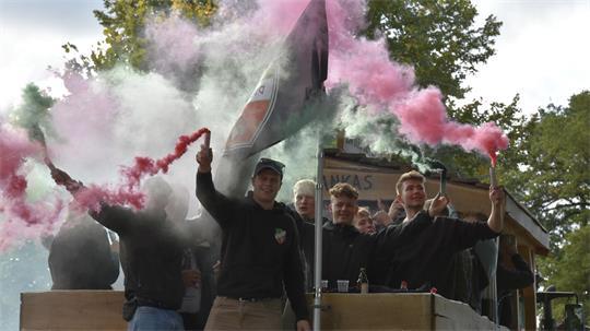 Rosafarbene Feuerschwaden begleiten den Wagen aus Deinste.