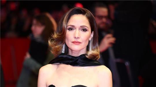 Rose Byrne ist die Hauptdarstellerin von „If I Had Legs I’d Kick You“. 