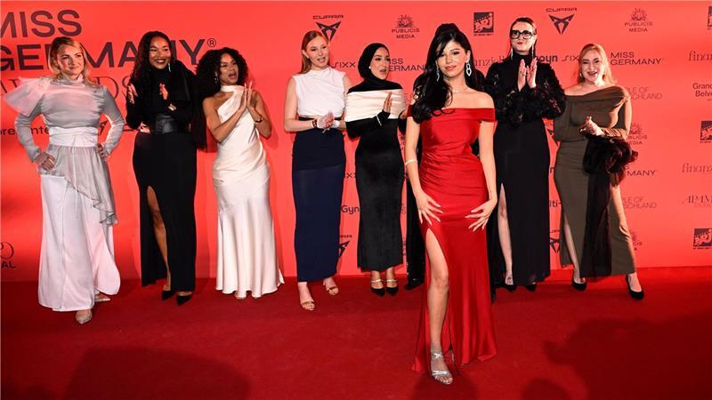 Muss nicht perfekt sein - Streamerin ist „Miss Germany“ Rose Mondy mit weiteren Finalistinnen der „Miss Germany Awards“.
