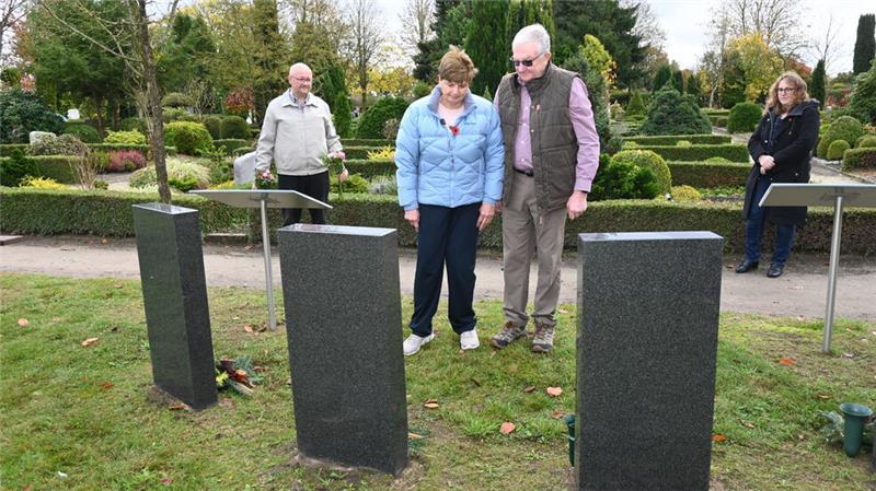 Rose und Chris Askew  (vorne) sind tief bewegt, im Hintergrund Frank Hoferichter und Debie Bülau.