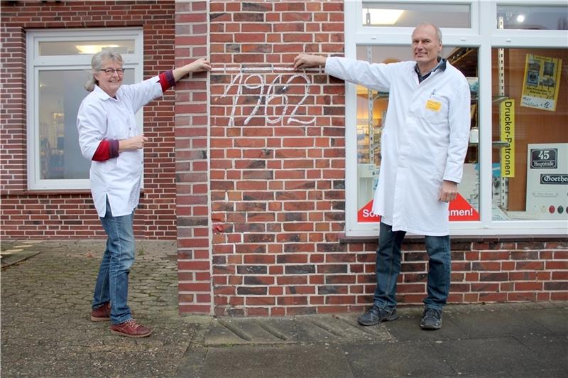 Rosel und Claus-Carsten Quast haben mit Kreide den Wasserstand von 1962 an ihr Haus gezeichnet. Solche Fotos sollen die Neuenfelder einreichen.