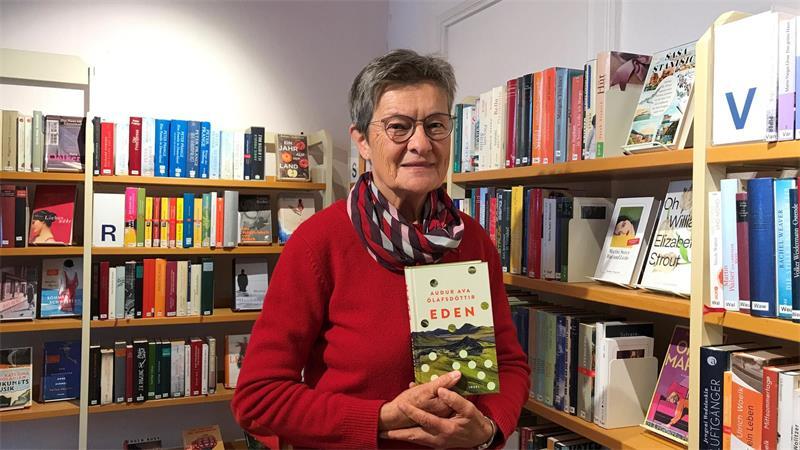 Lesegenuss im ehemaligen Haus des Freiburger Amtsrichters Rosemarie Fischer empfiehlt das Buch „Eden“ von Audur Ava Ólafsdóttir. „Ich liebe den Schreibstil der isländischen Frauen.“