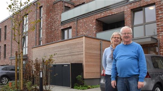 Rosemarie und Günter Schadwinkel vor dem Mehrfamilienhaus an der Elise-Fischer-Straße.