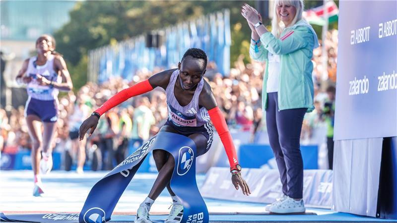 Sawe gewinnt Berlin-Marathon - Wetter verhindert Rekord Rosemary Wanjiru rettete bei ihrem Sieg einen knappen Vorsprung ins Ziel.