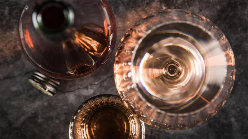Die 13 wichtigsten Fakten, um Wein zu verstehen Roséweine sind sehr hellfarbige Weine aus roten Weintrauben.