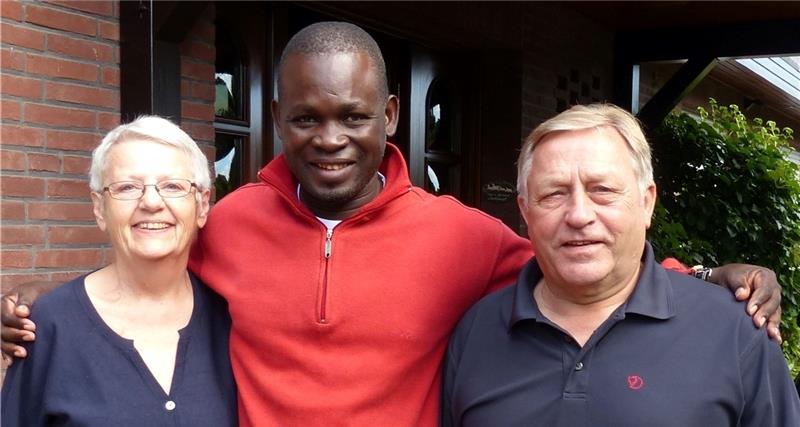 Rosi und Gerhard Dodenhoff mit ihrem Gast Jean Paul Sarr aus Nianing im Senegal. Foto Eidtmann