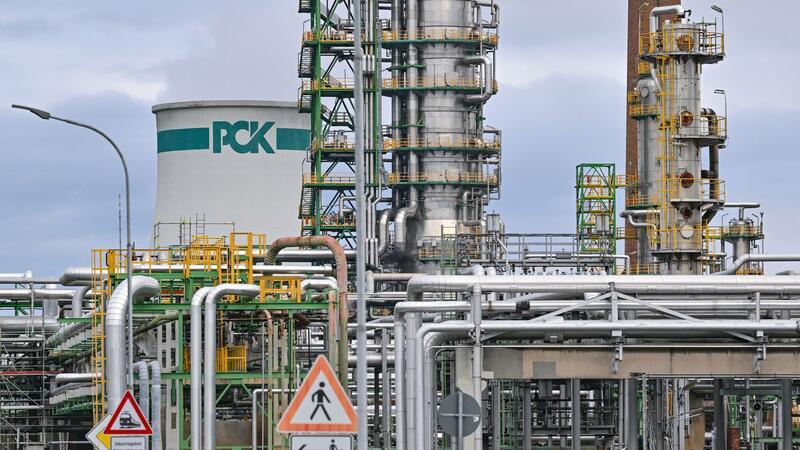 Rosneft Deutschland: Regierung prüft Enteignung Rosneft ist Mehrheitseigner der Raffinerie PCK im brandenburgischen Schwedt.