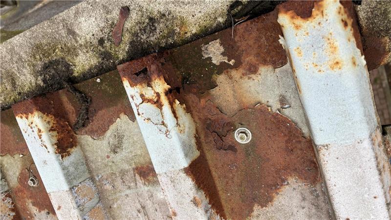 Rost frisst sich durch die Metallbleche an der Fußgängerbrücke.