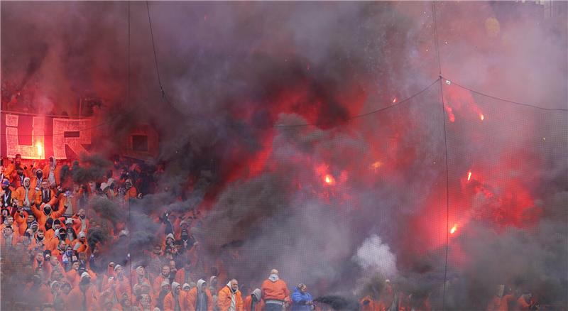 Rostocks-Fans brennen auf der Tribüne Feuerwerkskörper ab. Foto: Marcus Brandt/dpa
