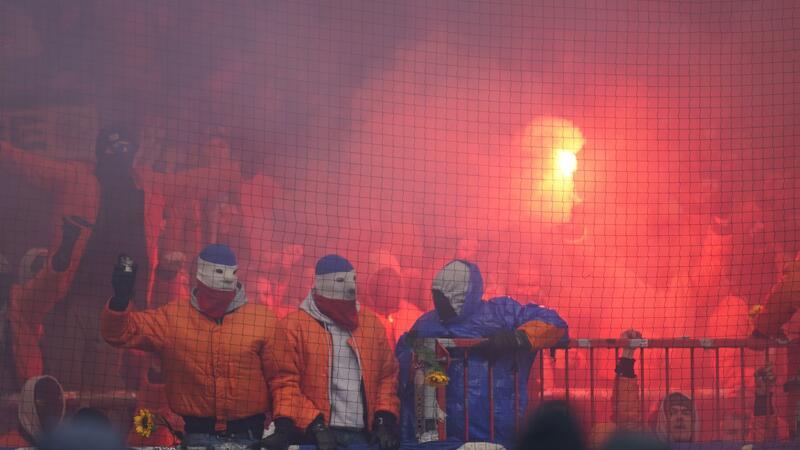 Fußball und Demos: Serie von Großeinsätzen für Polizei Rostocks-Fans brennen auf der Tribüne Feuerwerkskörper ab.
