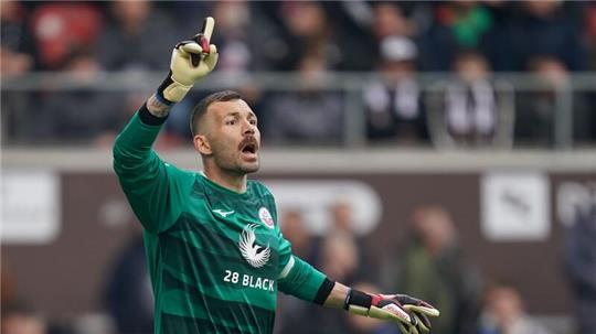 Rostocks Torwart Markus Kolke reagiert.