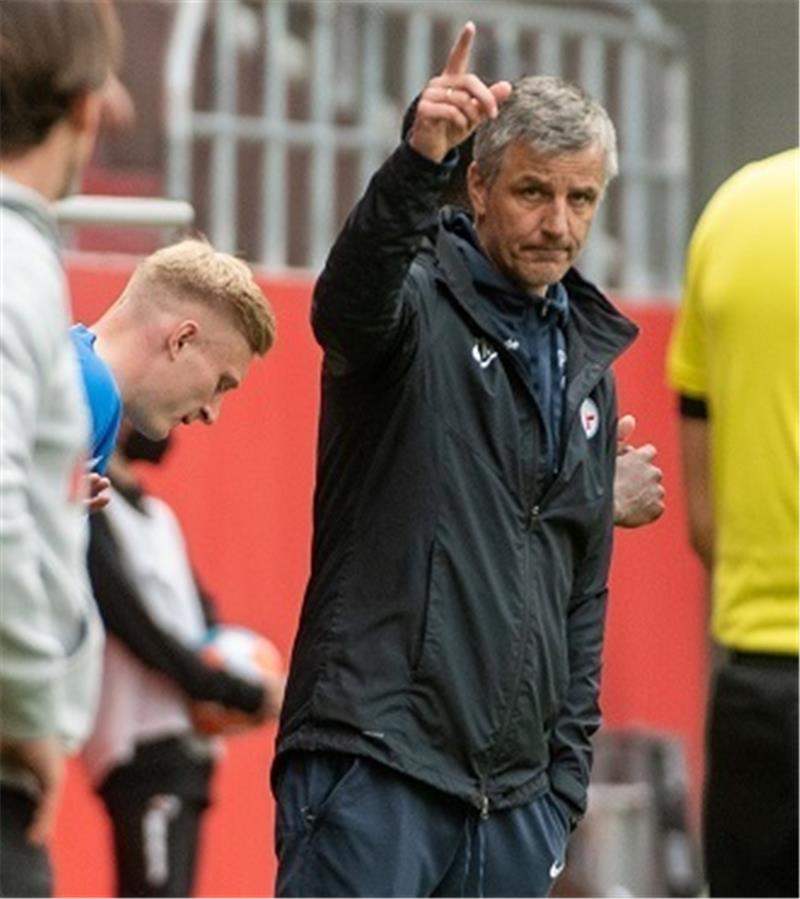 Rostocks Trainer Jens Härtel gibt an der Seitenlinie Anweisungen. Foto: Stefan Puchner/dpa