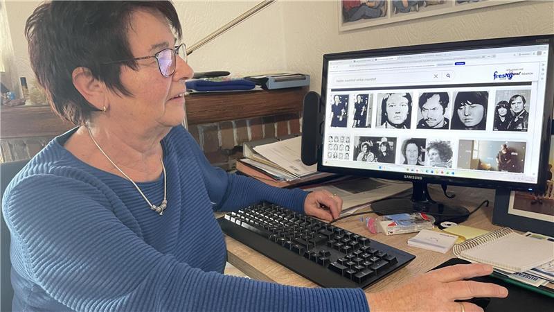 Roswitha Hodel schaut sich auf dem Bildschirm ihres Computers die Fotos von den RAF-Terroristen an.