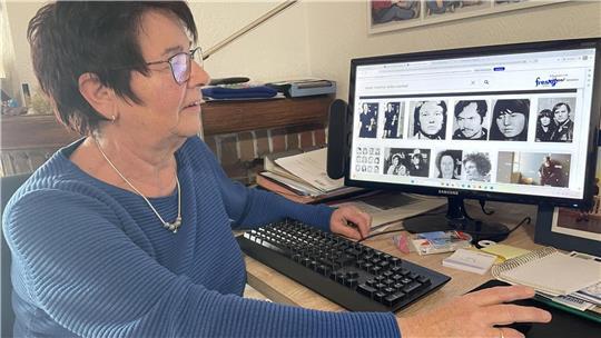 Roswitha Hodel schaut sich auf dem Bildschirm ihres Computers die Fotos von den RAF-Terroristen an.