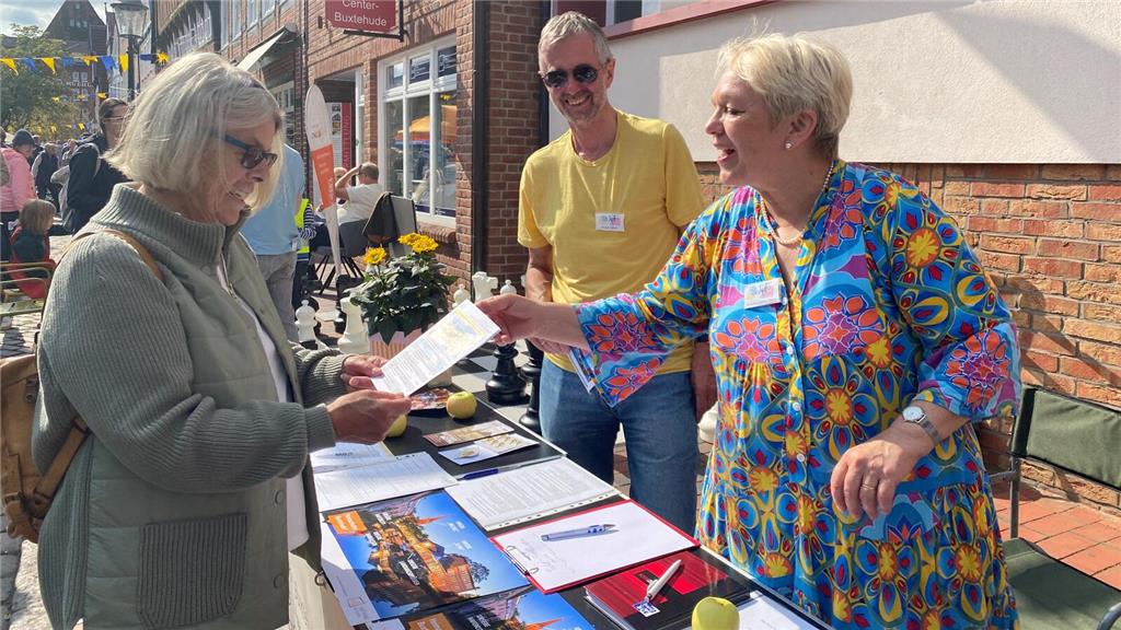 Roswithe Cramer und Rainer Albers machen fleißig Werbung für das Tuckerboot-Tref...