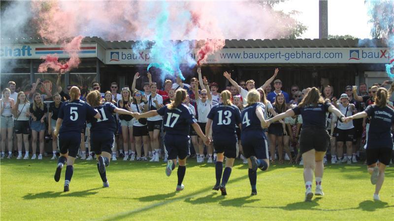 Die Frauen des FC O/O feiern ausgelassen das zweite Double in Folge Rot-Blau regiert Am Auetal: O/O holt in Ahlerstedt zum zweiten Mal den Pokal und feiert als Meister auch das Double.