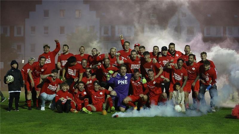 Rot-Weiss Cuxhaven ist Meister der Fußball-Bezirksliga 2021/22. Foto: Unruh