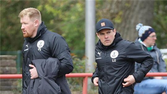Rot-Weiss Cuxhavens Trainer Lars Uder (r.) ist fokussiert. Seine Mannschaft hat den direkten Wiederaufstieg in die Landesliga in der eigenen Hand.