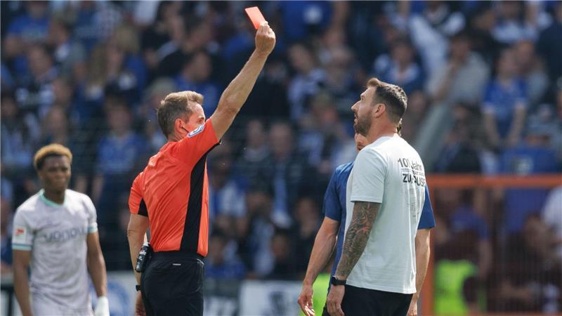 Rot nach dem Schlusspfiff: Tobias Stieler bestraft den Trainer Mitch Kniat für eine provokante Aussage.