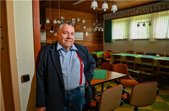 Rot sind nur seine Hosenträger: Olaf Kappelt (68), früher Berliner, seit kurzem Altenwalder, will für die AfD in den Bundestag. Fotos: Scheschonka
