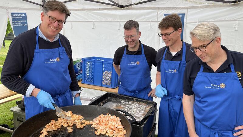 Plattdeutsch und Lehramt: Das ist die neue Altländer Blütenkönigin Linn Schuback Rotarier-Chefkoch Henning Ramdohr steht im Pfarrgarten an der Pfanne - und unter Beobachtung weiterer Gourmets.