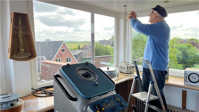 Für 200.000 Euro: Wie die Seefahrtschule Publikumsliebling werden soll Rotarier Gerd Müller renoviert mit Mitgliedern des Serviceclubs die Kapitänsbrücke der ehemaligen Seefahrtschule im Haus der Maritimen Landschaft Unterelbe in Grünendeich.