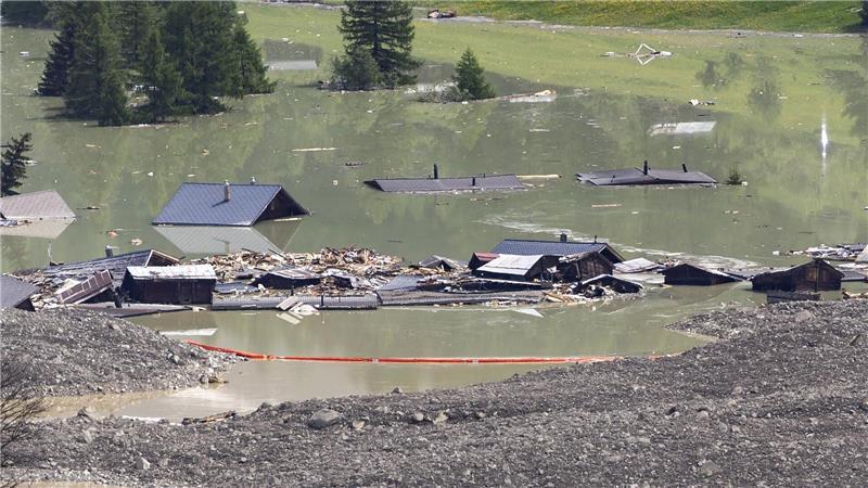 Nach Gletscherabbruch: Gestauter See läuft ab Rote Barrieren sollen Material zurückhalten, das den Abfluss der Lonza erneut verstopfen könnte.