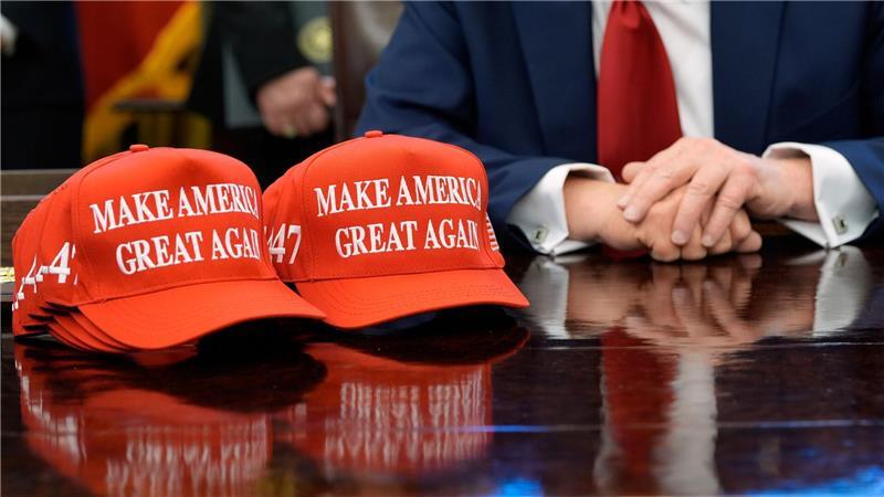 Rote Kappen stehen sind in den USA ein Symbol für Trump.