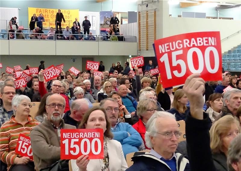 Rote Karte für die Planer der Großunterkunft Am Aschenland: Viele Zuhörer bei der Info-Veranstaltung äußerten ihren Unmut und hoben Schilder mit der Botschaft „1500“ in die Höhe – die Zahl markiert die von ihnen geforderte Obergrenze für Fl