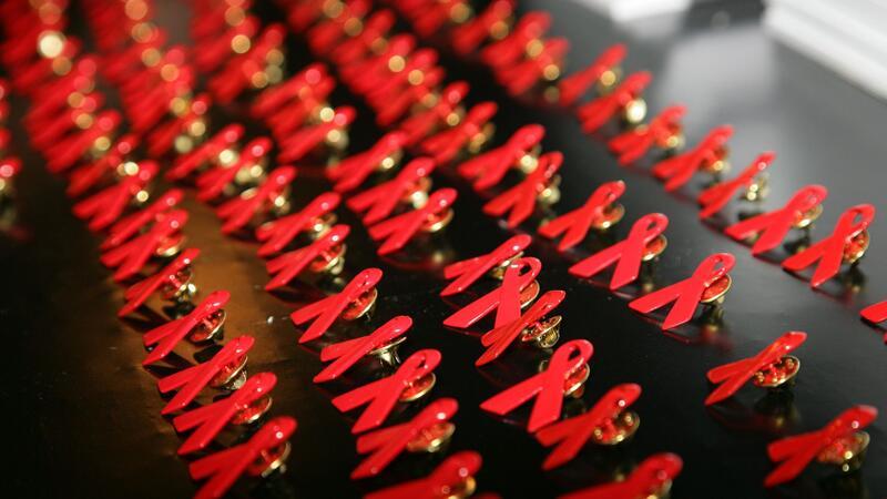 Aids-Konferenz in München - UN-Ziele auf der Kippe? Rote Schleifen stehen für den Kampf gegen HIV - in vielen Ländern werden gefährdete Gruppen jedoch unterdrückt. (Archivbild)