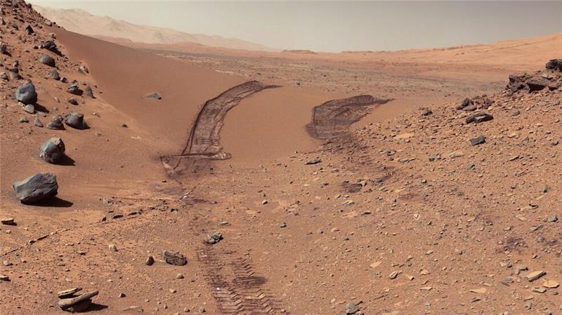 Roter Marsboden mit Spuren des Marsrovers „Opportunity“ (Archivbild)