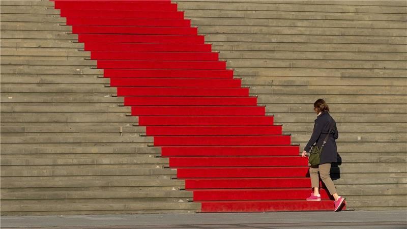Roter Teppich für alle! Kirsti geht auf einem roten Teppich auf einer Treppe am Konzerthaus Berlin am Gendarmenmarkt.