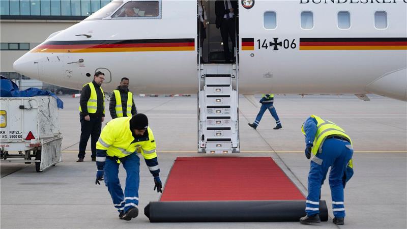 Roter Teppich für den Bundeskanzler